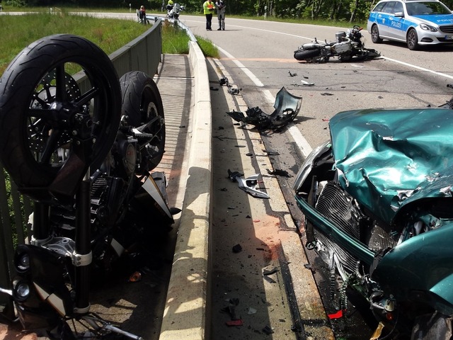 Wieder ein schwerer Unfall im Hochschw...ontal mit einem Auto zusammengestoen.  | Foto: kamera24