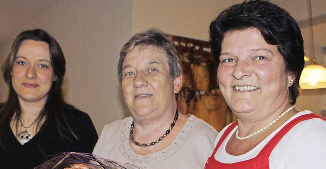 Heidemarie Schneider-Albrecht (rechts)...en Hannelore Wrne  zum Ehrenmitglied.  | Foto: Herbert Trogus