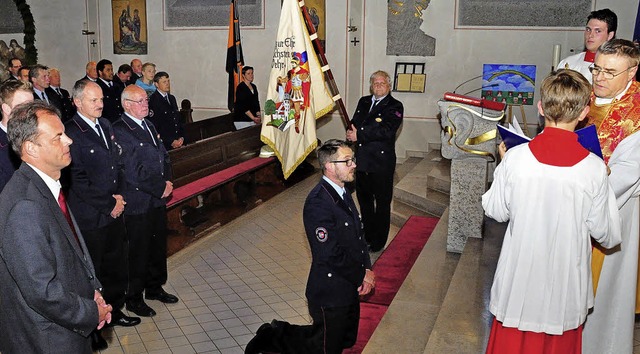 Pfarrer Ivan Hoyanic segnete den knien...aiser und Othmar Thoma (Fahnentrger).  | Foto: Stefan Pichler