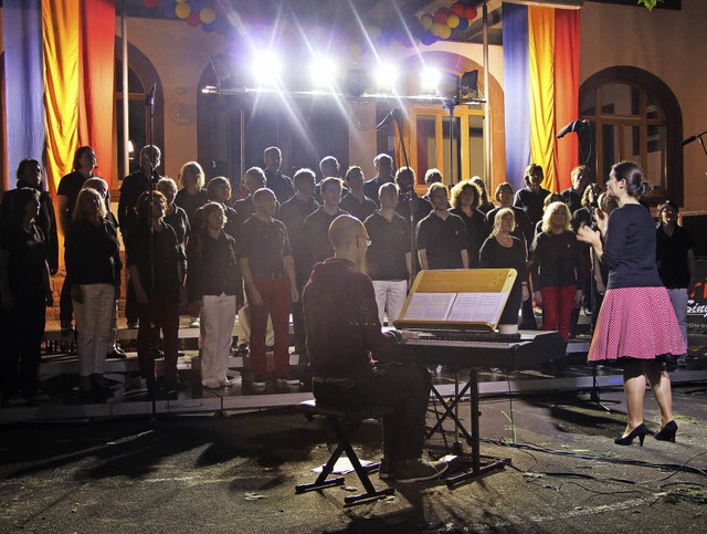 Open Air im Schulhof der GHS Kollnau mit den Arion Singers  | Foto: Sigmund