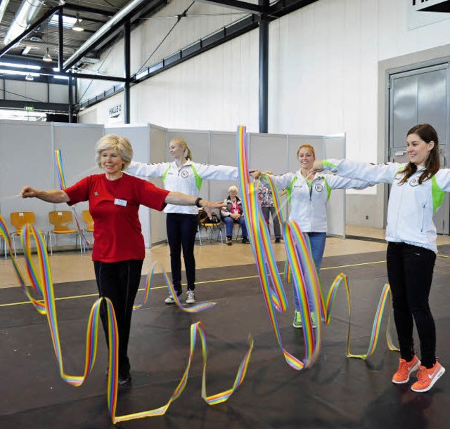 Das Gymnastikband fordert hchste Konz...d Julia Gerhardt bemhen sich tapfer.   | Foto: Thomas Kunz