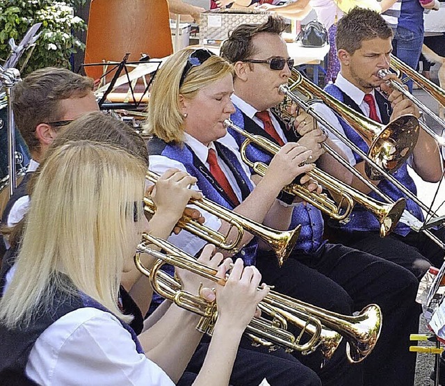 Der Musikverein Luttingen sorgte fr U...Sportverein fr Leckereien vom Grill.   | Foto: Johannes Wamer