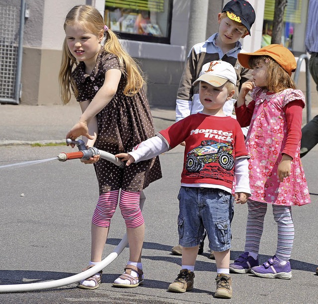 Einmal selbst mit dem Feuerwehrschlauc... die Chance dazu auf der Spielstrae.   | Foto: Martina Propretner