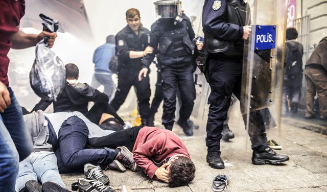 Verletzte Demonstranten liegen am Sams... Caddesi, der Flaniermeile Istanbuls.   | Foto: afp