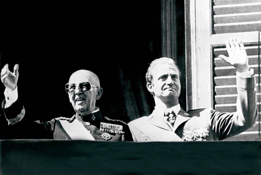... den ltesten Sohn Juan Carlos durch Franco zu dessen Nachfolger ausbilden zu lassen und die Monarchie zu restaurieren.