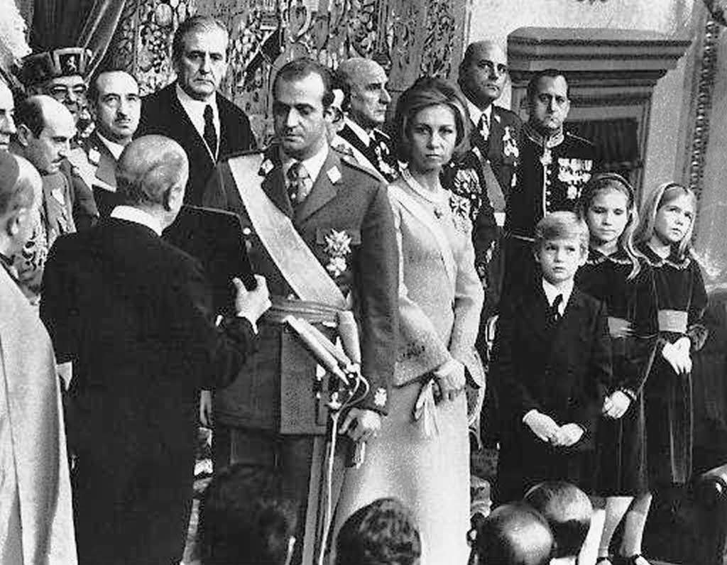 Mit dem Tod Francos am 20. November 1975 war der Weg fr die Thronbesteigung durch Juan Carlos vorgezeichnet. Bereits zwei Tage nach dem Tod Francos, am 22. November 1975, wurde Juan Carlos zum Knig proklamiert.