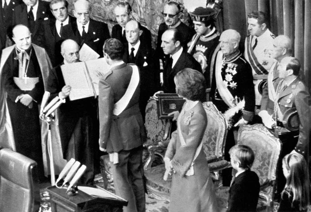 Juan Carlos nahm bei der Demokratisierung Spaniens eine magebende Rolle ein.  1978 nahm die spanische Bevlkerung mit einer Mehrheit von 88 Prozent die Verfassung an – und machte Spanien zu einer parlamentarischen Monarchie.