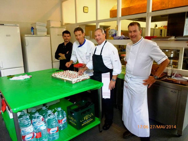 Das Kche-Trio aus dem Hochschwarzwald...r und Mario, Chefkoch der Botschaft.    | Foto: HTG