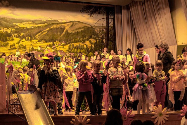 Fr ein farbenfrohes Bhnenbild sorgte...t der Jugendmusikschule in  Lenzkirch.  | Foto: Bernhard Kleine