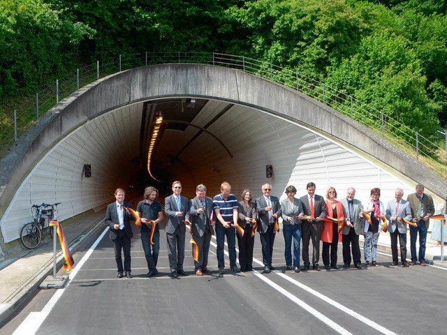 Schnipp, schnapp: So sah die offizielle Tunnelfreigabe am Montag um 12 Uhr aus.   | Foto: Fotos: Sylvia Timm