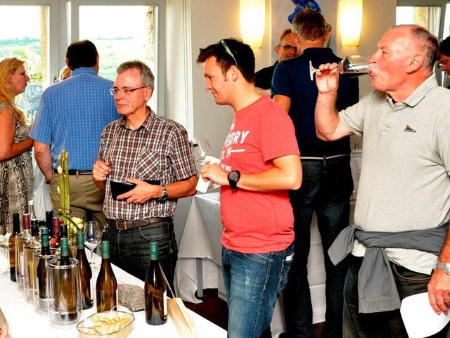 Zahlreiche Besucher kamen  zur Weinkos...d Wasenweiler gemeinsam prsentierten.  | Foto: Kai Kricheldorff