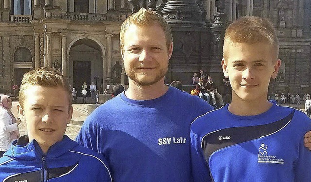Trainer Marco Sinner mit den Nachwuchs...Hoffmann (links) und Karlis Lozbergs.   | Foto:  Verein
