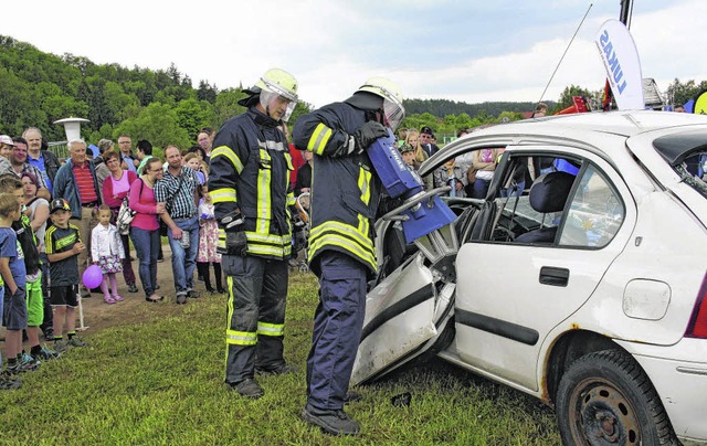 Schnelle Rettung vor groem Publikum. ...schen aus einem Auto gerettet werden.   | Foto: Molitor