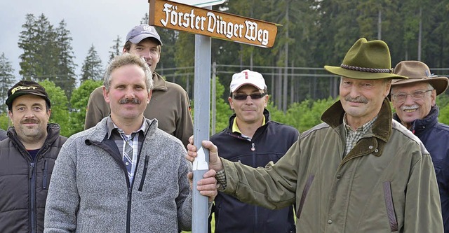 Johann Dinger (vorne rechts) freut sic... nach sich benannt bekommen zu haben.   | Foto: Alexandra Wehrle
