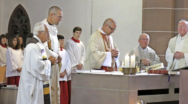 Pfarrer Jol Fortmann (2.v.l.) und Dam...mitte) bei ihrem Abschiedsgottesdienst  | Foto: Georg Vo