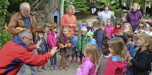 Besuch im evangelischen  Kindergarten ...Kindern deutsche und spanische Lieder.  | Foto: Gerhard Walser