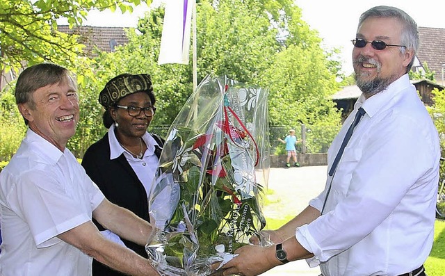 Blumen als Geschenk der elsssischen K...amerun   und Pfarrer Jean-Marc Heintz   | Foto: Dieter Fink