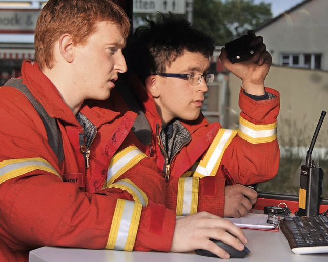 Die Spezialisten der Weiler Feuerwehr ...n die Schadstoffwolke stets im Blick.   | Foto: Utke