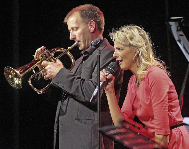 Sngerin Gaby Heuberger und Flgelhorn...halten das Publikum in der Reithalle.   | Foto: Peter Heck
