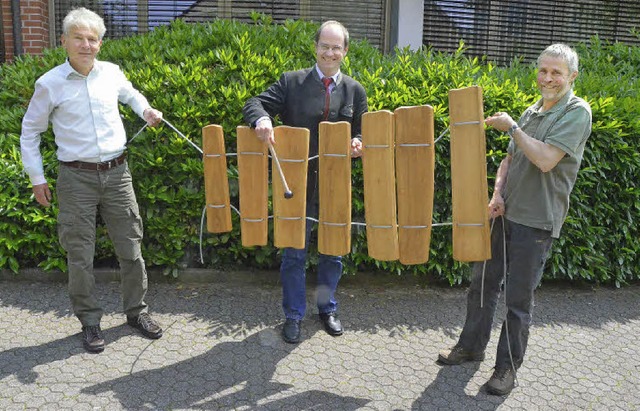 Forstamtsleiter Michael Gro (links) u...einmal das Waldxylophon ausprobiert.    | Foto: SENF