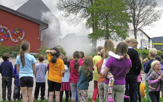 Aus  sicherer Entfernung beobachten di...der Schule brannte es nicht wirklich.   | Foto: Ulrike Spiegelhalter