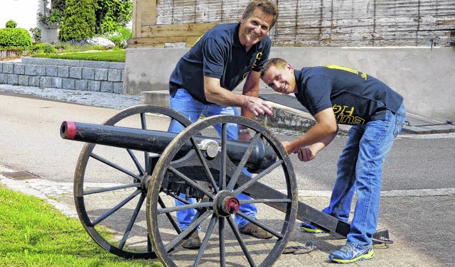 Einer alten Tradition zur Folge, dass ...m Lindendenkmal drei Bllerschsse ab.  | Foto: Dehmel