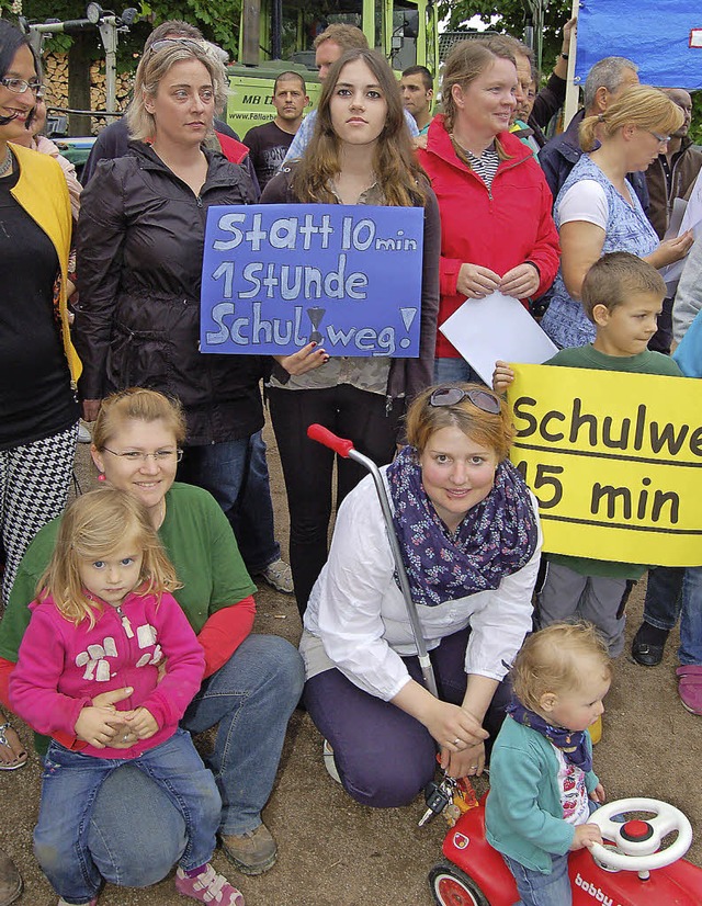 Nahezu 100 Rhrberger protestierten am...ch schon eine Petition an den Landtag.  | Foto: Heinz Vollmar/Peter Gerigk