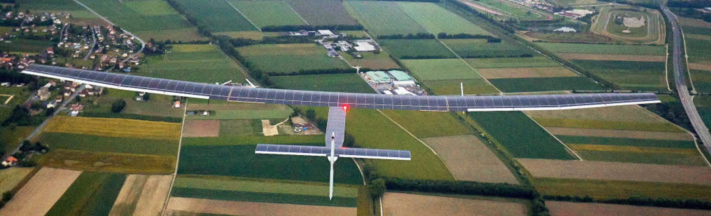 17200 Solarzellen auf den Flügeln: Das...se 2 hat eine Spannweite von 72 Metern  | Foto: AFP