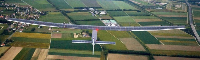 17200 Solarzellen auf den Flgeln: Das...se 2 hat eine Spannweite von 72 Metern  | Foto: AFP