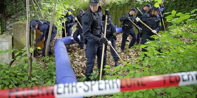 Nach dem Leichenfund in Stuttgart &#8211; Spurensuche im Unterholz   | Foto: dpa