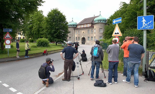 Vergebliches Warten: Die Fotografen in...rg bekamen Uli Hoene nicht zu sehen.   | Foto: dpa