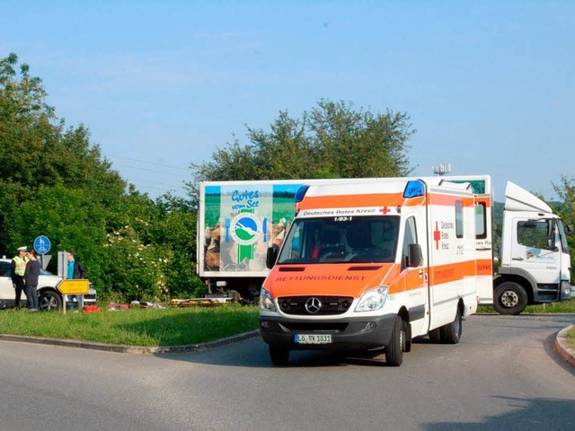 Der Lkw, mit dem der Radler kollidierte, steht noch auf der Landstrae 137.  | Foto: Hannes Lauber