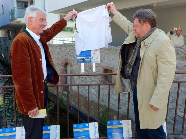 Helmut Hummel (links) und OB Richard L...llung einer Tafel in der Engelstrae.  | Foto: Eberhard Wei