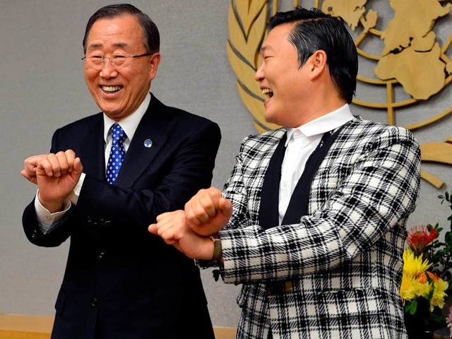 Psy tanzt zusammen mit dem Generalsekretr der Vereinten Nationen, Ban Ki-Moon.  | Foto: AFP