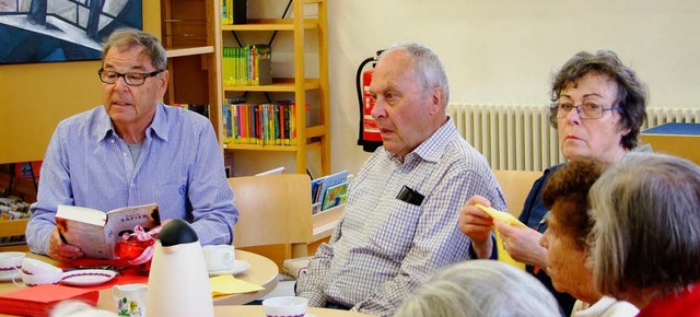 Franz Dischinger (links) bei Buch und Kaffee.  | Foto: Martina David-Wenk