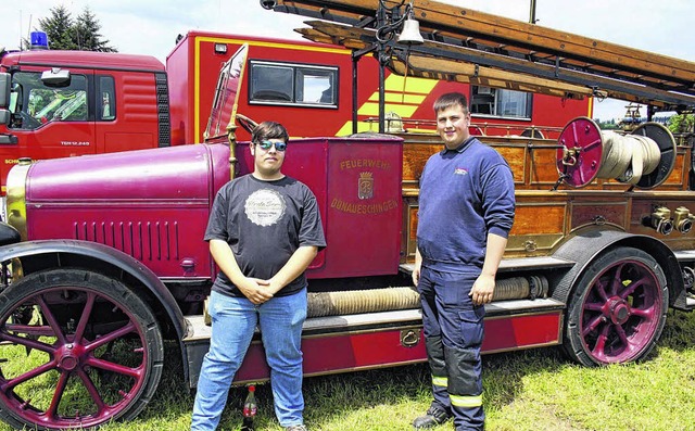 Stolz prsentierten Jan Buchholz (von ...Feuerwehr den Oldtimer  Baujahr 1924.   | Foto: Molitor