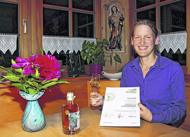Carolin Barth prsentiert in &#8222;Ba...hr Zertifikat zum Edelbrandsommelier.   | Foto: Rademacher