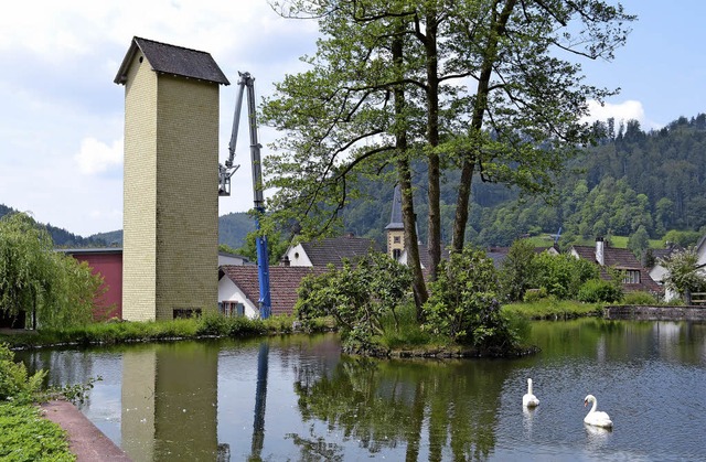 Der  Schlauchturm beim  Zeller Schwane...khof am Weiherweg weicht einem Neubau.  | Foto: Berger