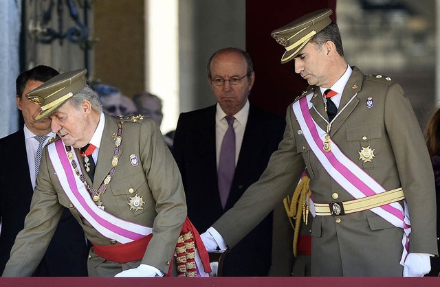 Noch immer der amtierende Knig der Sp...inks) mit Sohn und Thronfolger Felipe   | Foto: AFP