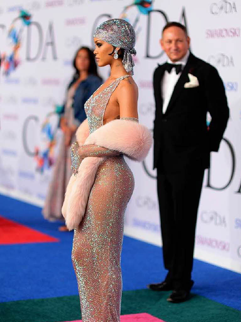 Von den Zuschauern und Fotografen wurde Rihanna fr ihren gewagten Dress gefeiert.