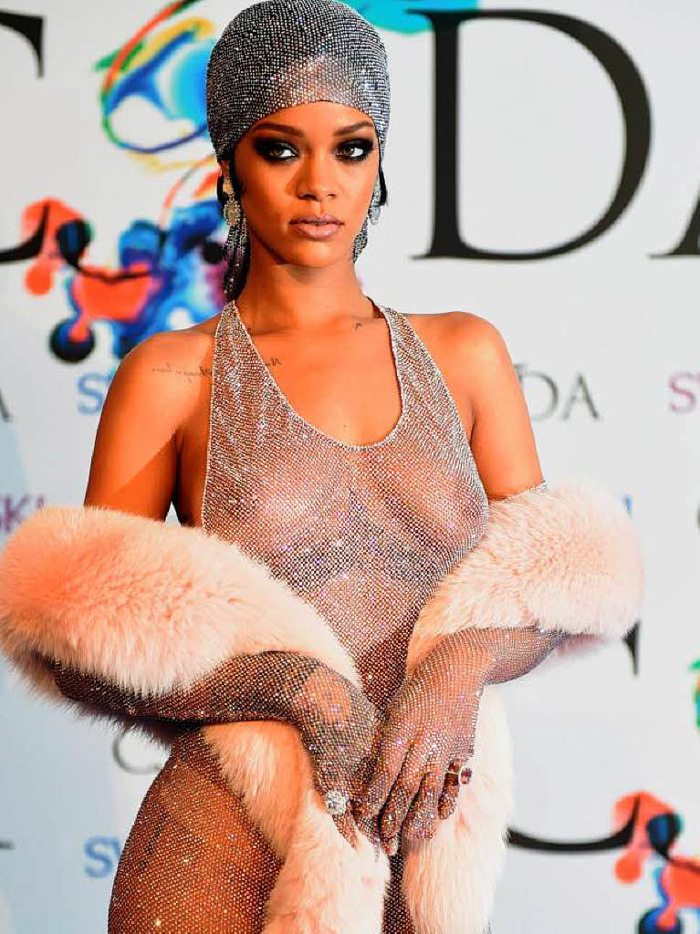 Von den Zuschauern und Fotografen wurde Rihanna fr ihren gewagten Dress gefeiert.