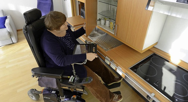 Diese Rollstuhlfahrerin testet die Mg...ich in ihrer Hhe flexibel verstellen.  | Foto: Ingo Schneider