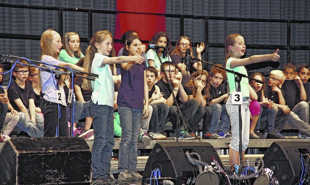 Schler aus Mllheim singen hier zum A...eutsches Lied fr ihre Schulkollegen.   | Foto: Vollmer