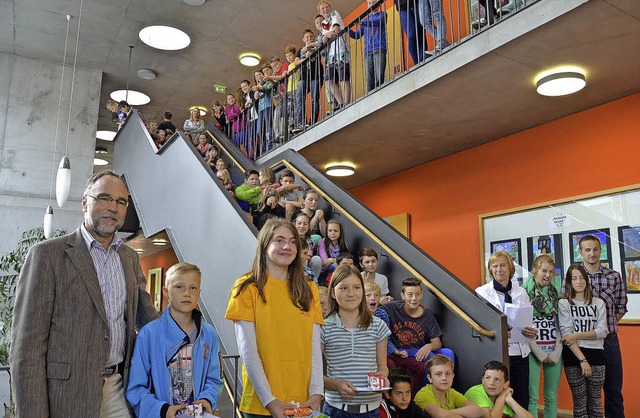 Die sechsten Klassen der Realschule (v... Glunk und ganz rechts Martin Walter.   | Foto: Martin Wunderle