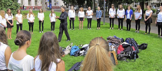 Einsingen: Leiter Eberhard Gleichauf b... Stimmbildung auf ihren Auftritt vor.   | Foto: Schule