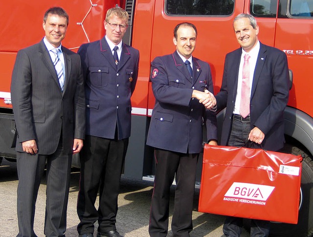 Bei der bergabe vom BGV durch Richard...ermeister Michael Bruder (von rechts)   | Foto: GUSTAV RINKLIN