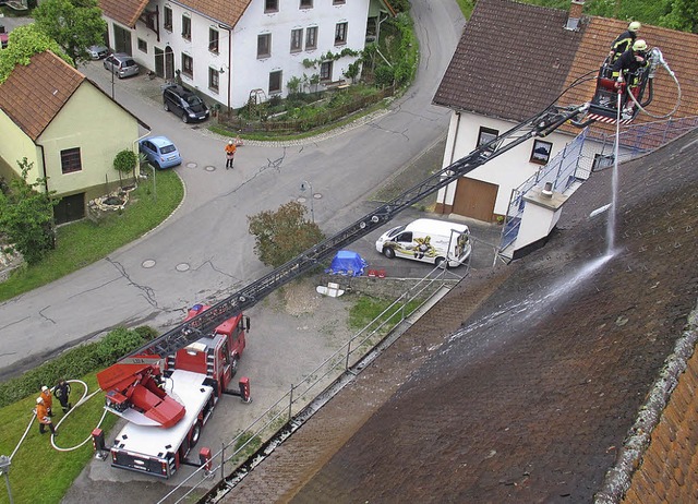 Die neue Drehleiter der Bonndorfer Feu...achreinigung der Dillendorfer Kirche.   | Foto: Erhard Morath