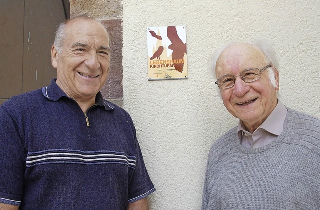 Vogelkundler  Karl Kuhn (rechts) und H...welches nun am Kirchturm zu sehen ist.  | Foto: Petra Wunderle