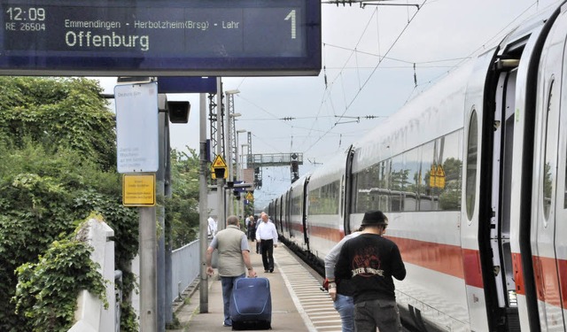 In Denzlingen einen Zwischenstopp mit ...ezeigten Regionalzug wartete, stieg zu  | Foto: Markus Zimmermann               