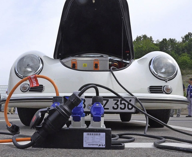 Auch der Porsche-Oldtimer fhrt mit Strom.   | Foto: Ralf Staub